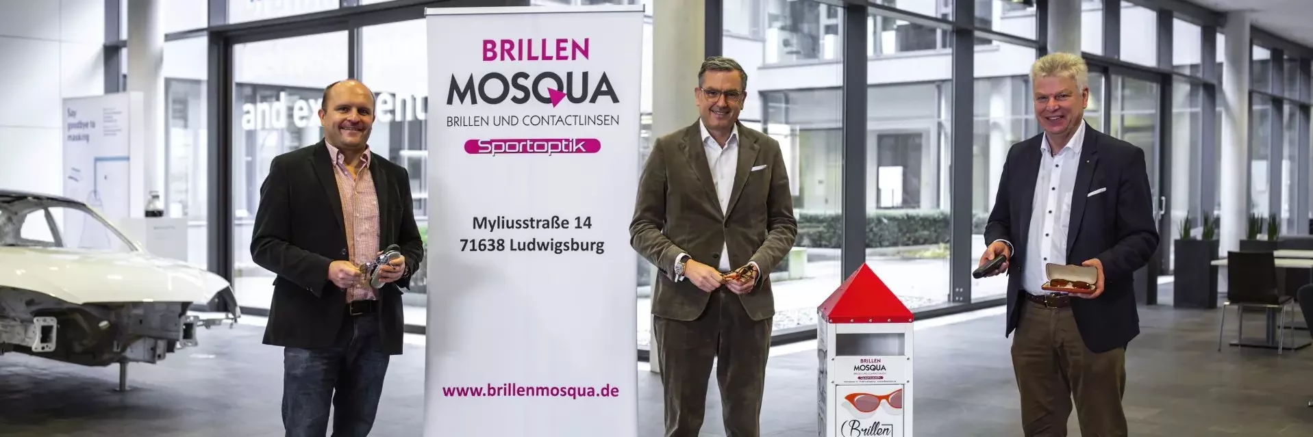 Jochen Weyrauch hands over donated glasses