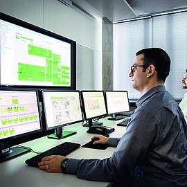 Mitarbeitende verwenden Manufacturing-Execution-System (MES) auf einem Computer