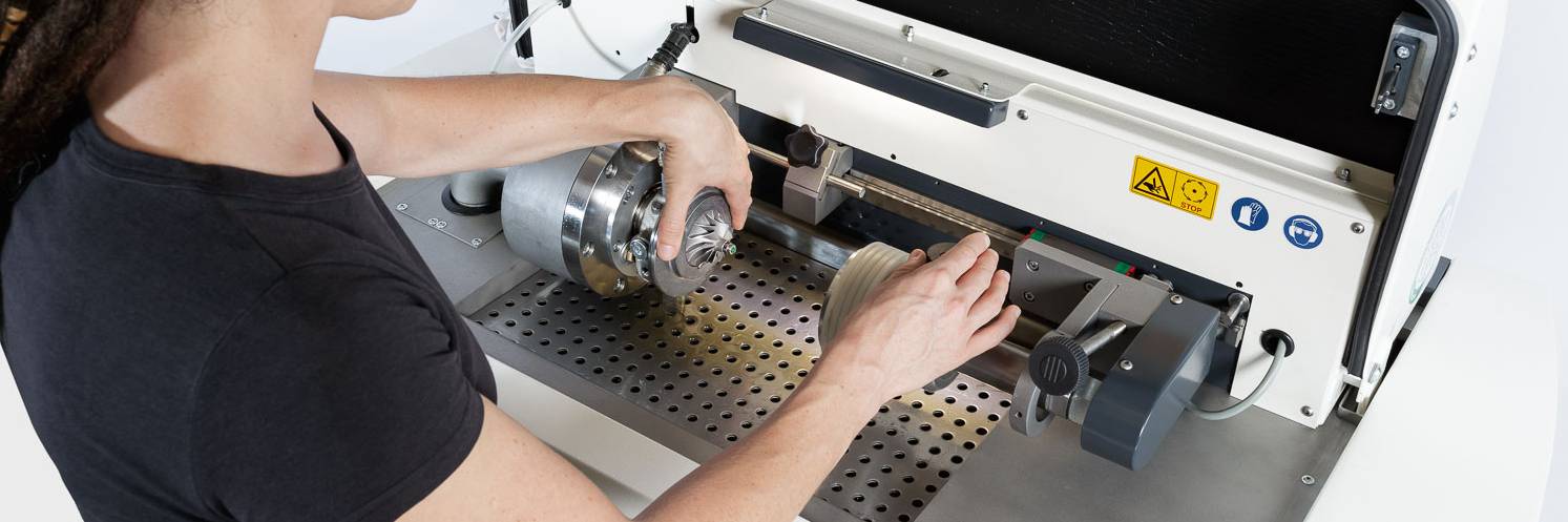Mitarbeiterin arbeitet an TBcore Maschine