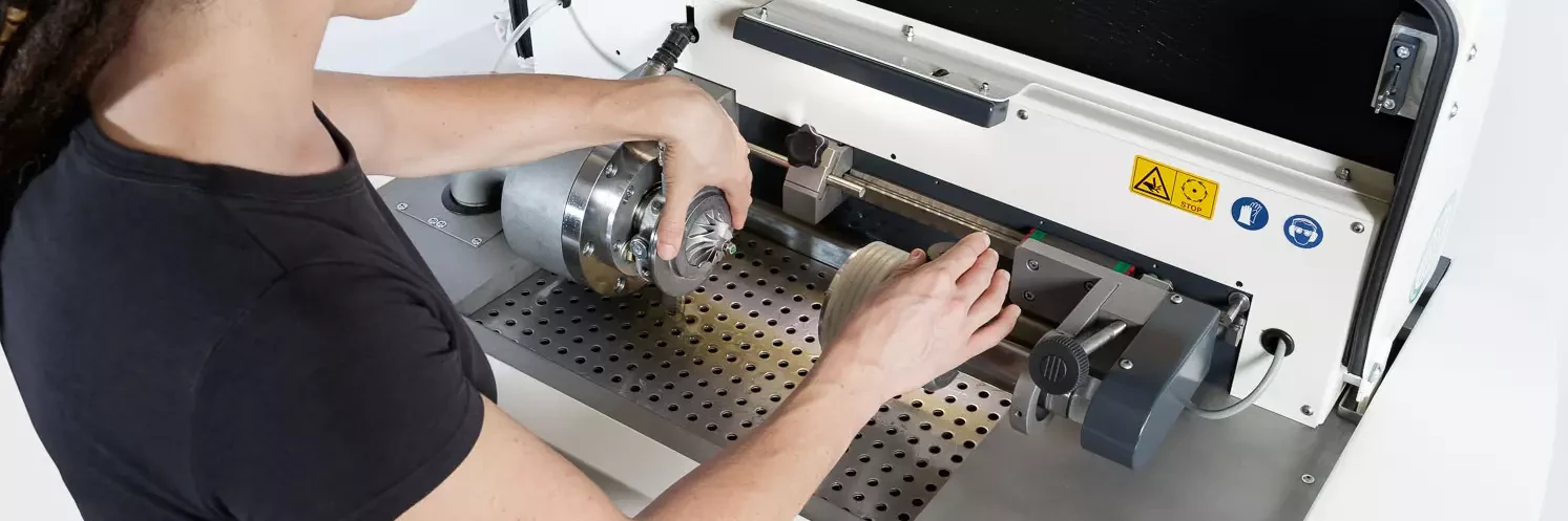 Mitarbeiterin arbeitet an TBcore Maschine