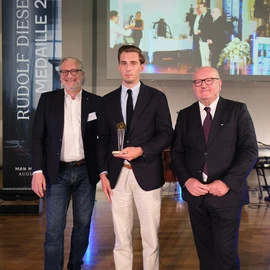 Camilo Dürr accepted the Rudolf Diesel Medal on behalf of Heinz Dürr