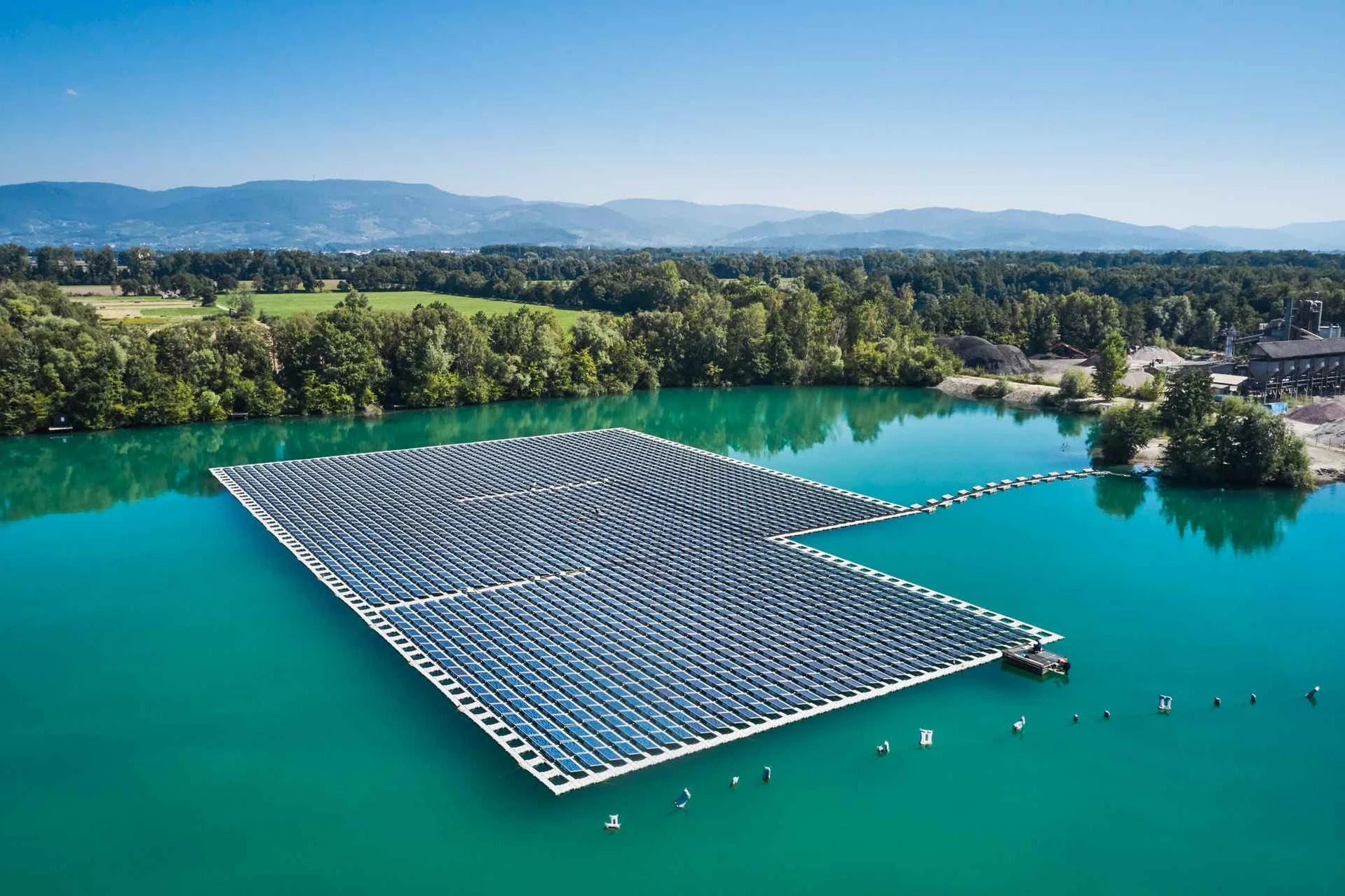 Schwimmende Photovoltaikanlagen in einem See in Maiwald