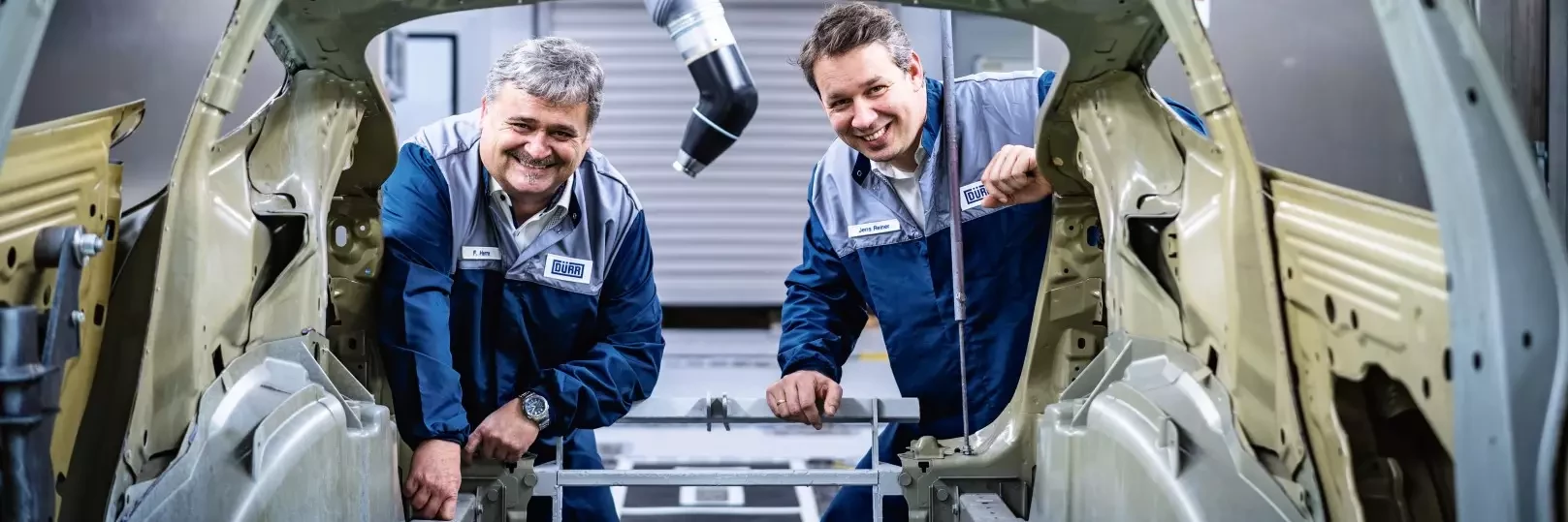 Mitarbeiter schauen in eine Karosse