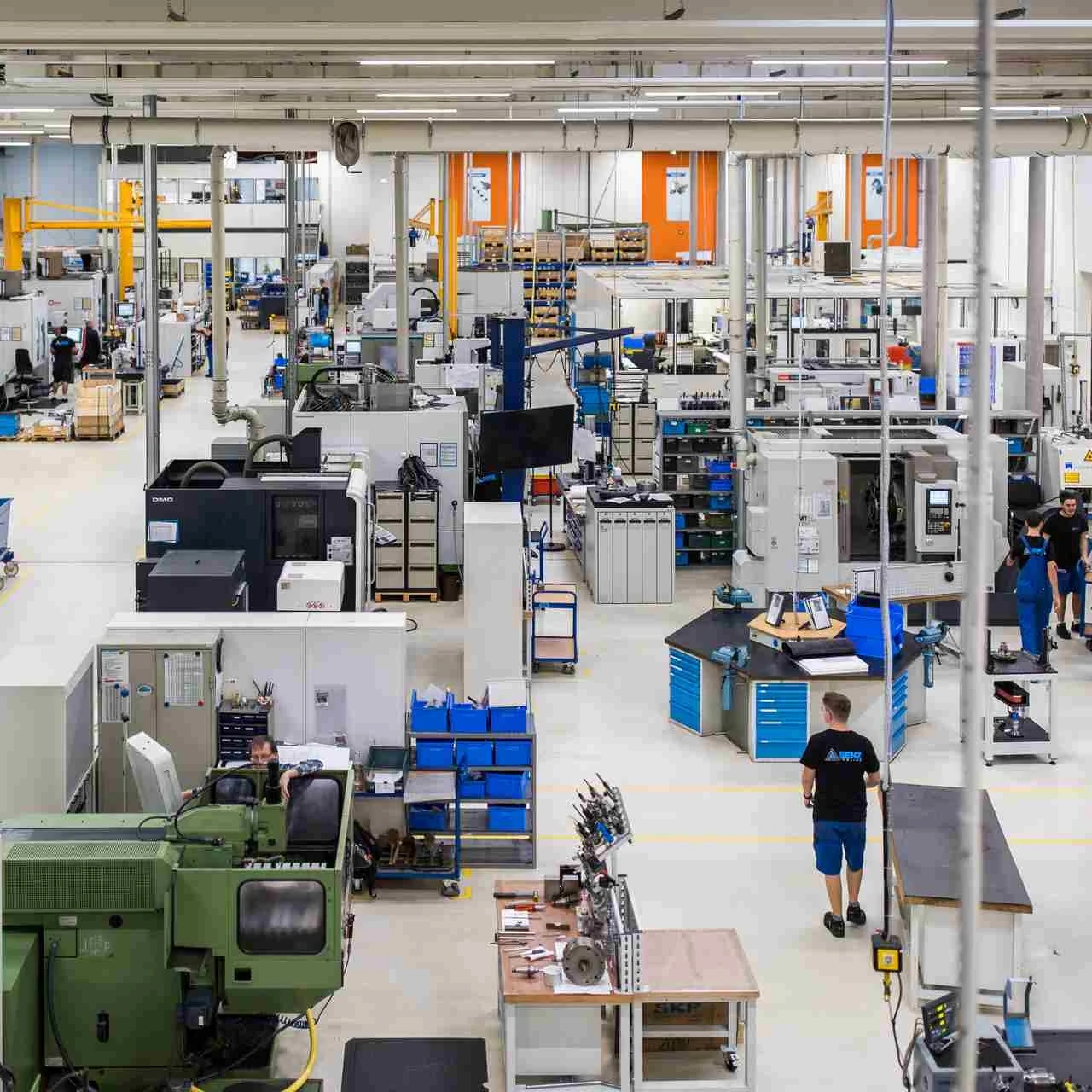 BENZ training workshop integrated in the production hall