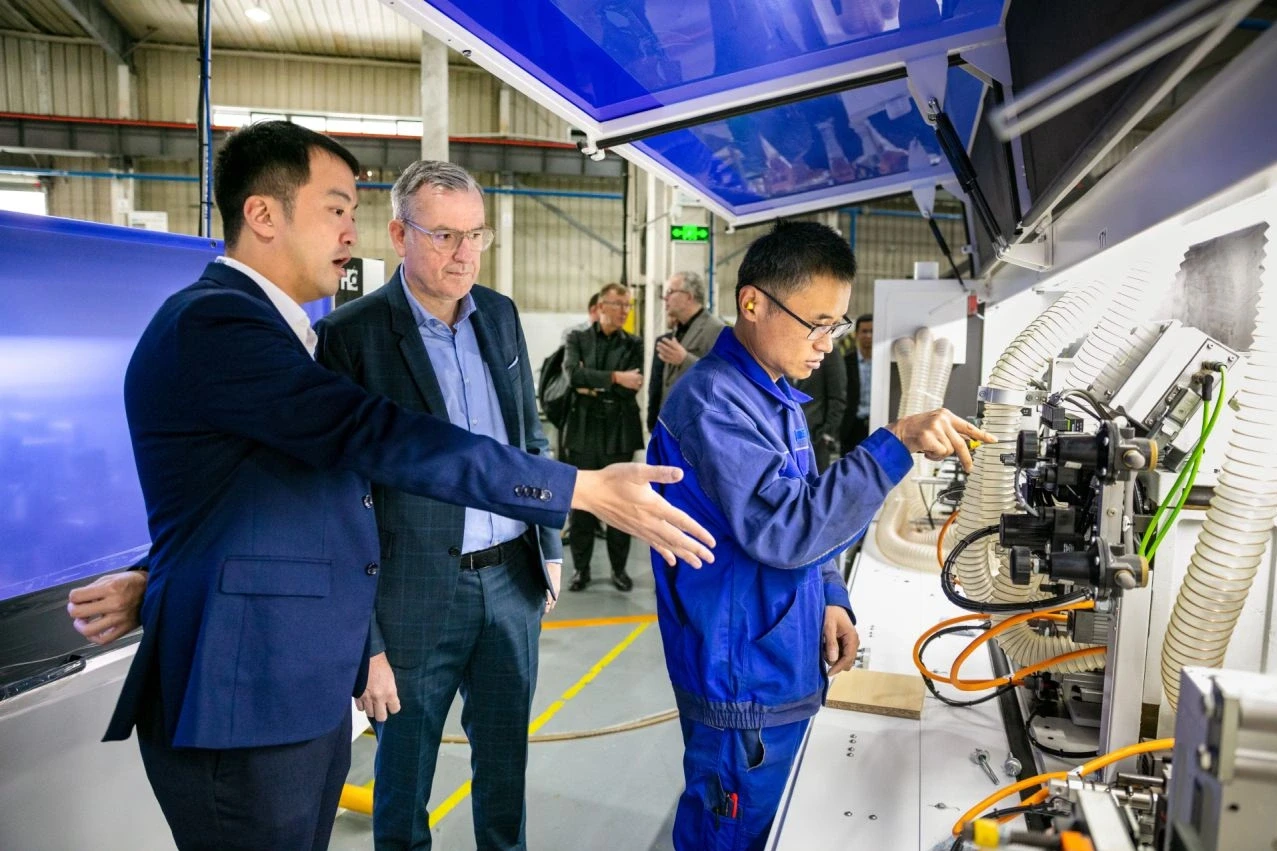 Antonio Kwan, CEO HOMAG China, zeigt Dr. Jochen Weyrauch die Fertigung