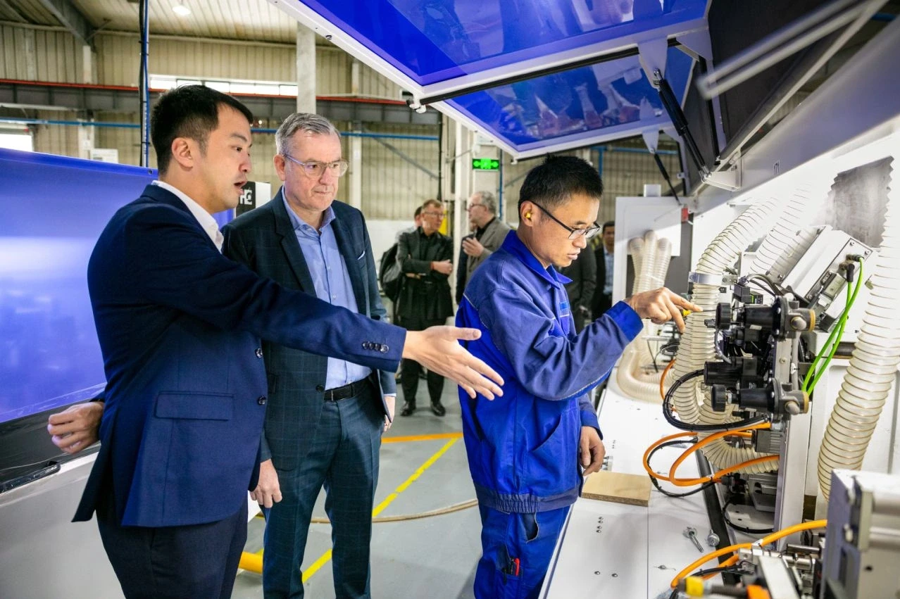 Antonio Kwan, CEO HOMAG China, shows Dr. Jochen Weyrauch the production