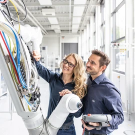 Dürr operates seven training centers worldwide — one of them is situated in Bietigheim-Bissingen. Here, a total of 16 trainers explain to customers’ staff how to handle Dürr's painting robots.