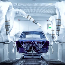 Lackierroboter lackieren ein Auto