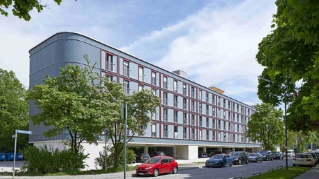 wooden building next to Dantebad