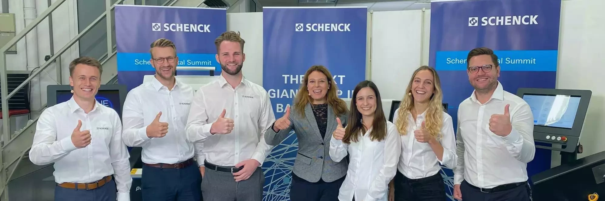 Schenck Mitarbeiter zeigen "Daumen hoch"