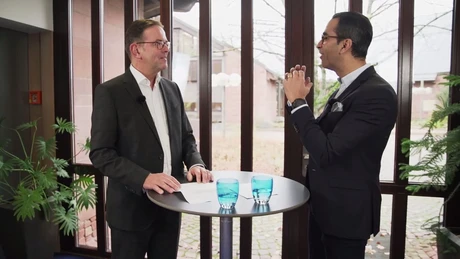 Ralf W. Dieter, Vorstand der Dürr AG and Sanjay Brahmawar, Vorstand der Software AG.