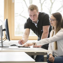 Auszubildende arbeiten an einem Computer 