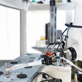 x-elect Das automatische Schraubenvereinzelungs- und Zuführsystem x-elect für die Bereiche Automatisierung und Endmontage. Mit Hilfe eines 3D-Kamerasystems und intelligenter Software zur Bildverarbeitung werden die Schrauben direkt aus den Transportboxen entnommen und automatisiert an die definierte Übergabeposition zur Weiterfügung des Schraubprozesses gebracht.