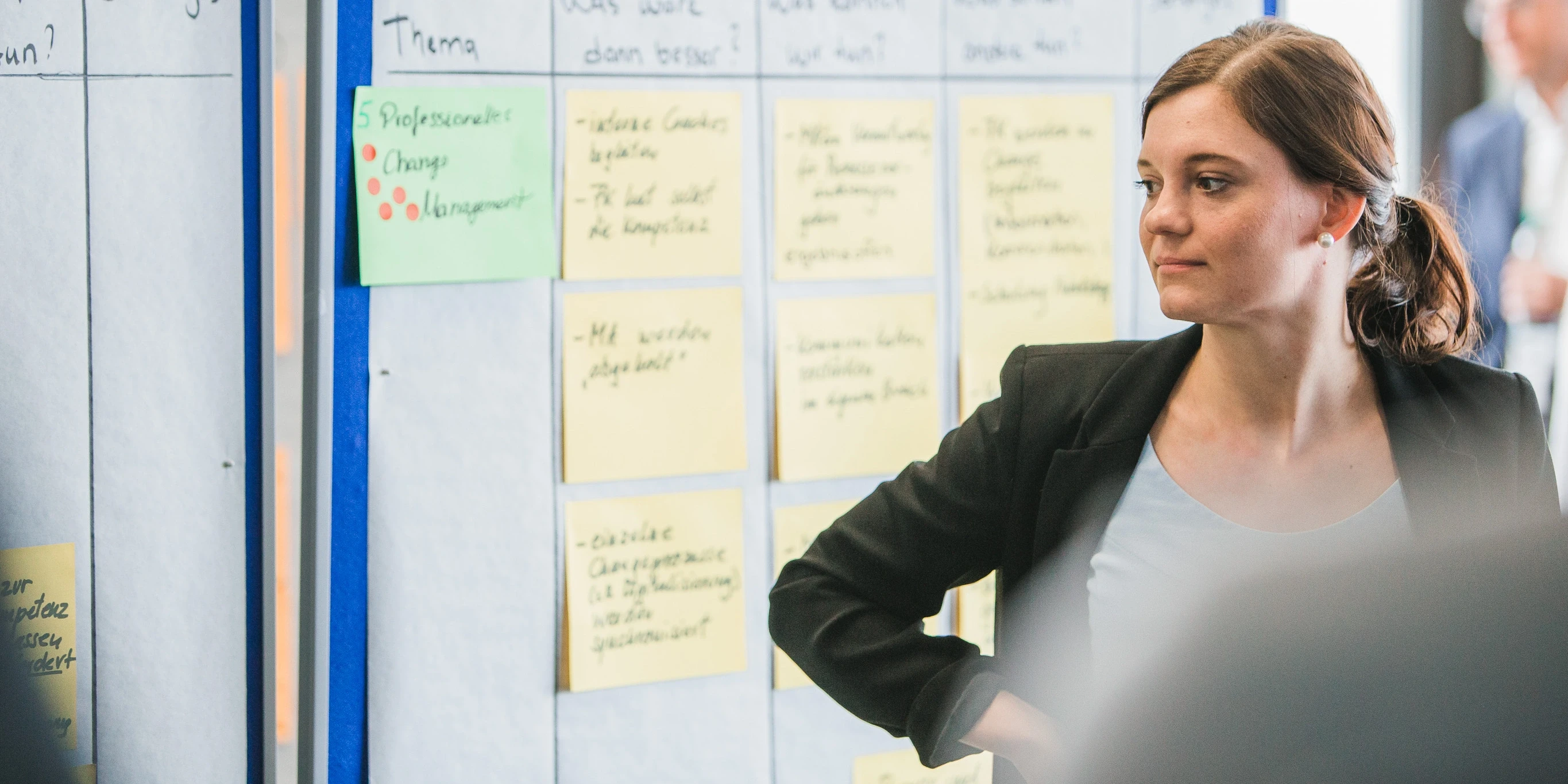 employee in front of a pinboard