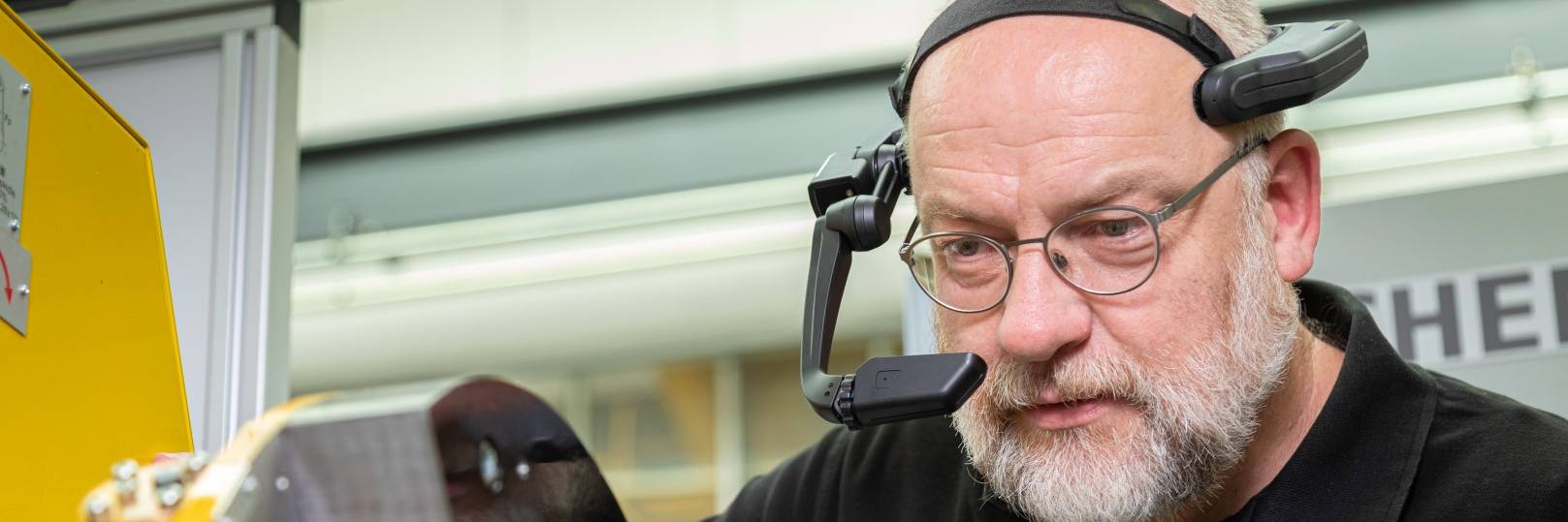 Techniker vor Ort mit Datenbrille