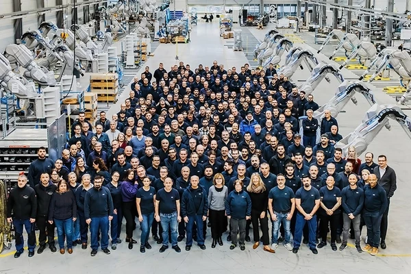 Dürr employees with robots in the background