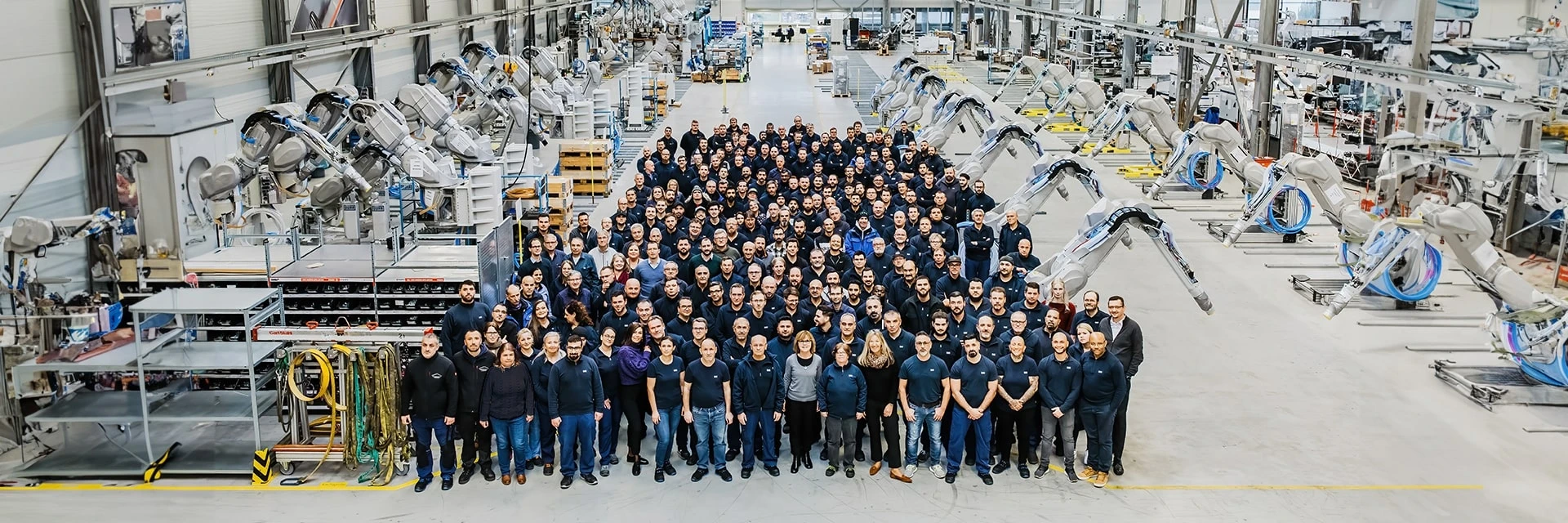 Dürr employees with robots in the background