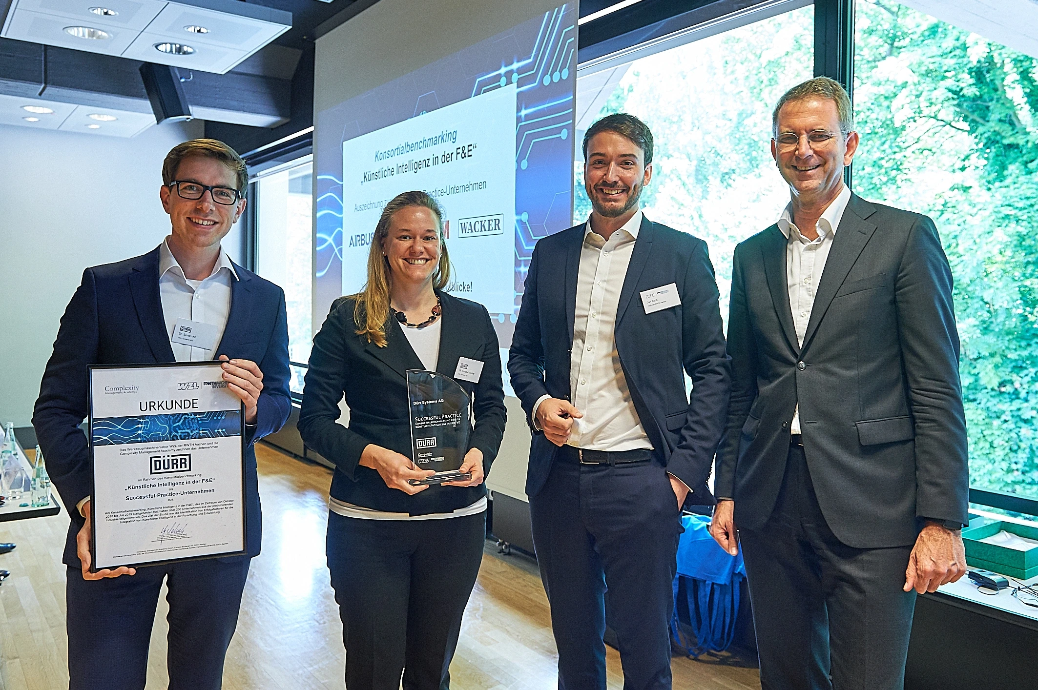Dürr receiving the Successful Practice Company Award