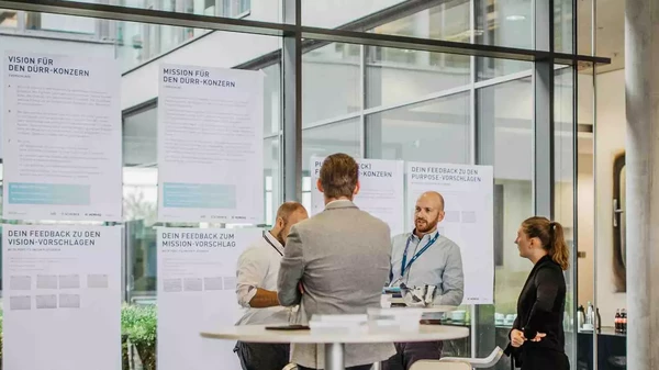 Dürr Leitbild-Workshop Teilnehmende diskutieren Ideen