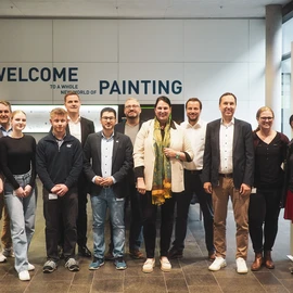 Gruppenbild mit Grünen-Politiker und Personalern sowie Azubis von Dürr