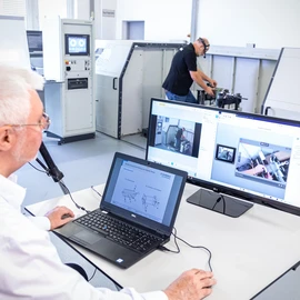 Through Training+, Schenck provides a virtual training format, where participants can closely follow the trainer’s hand movements thanks to several cameras — almost as if they were standing right in front of the balancing machine themselves.