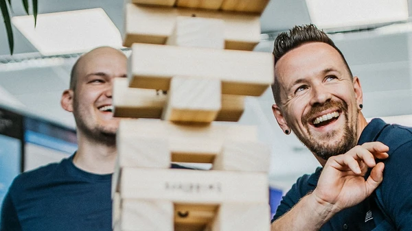 Teilnehmer des Workshops am Turm aus Bauklötzen