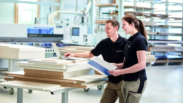Schreiner verwenden die digital toolbox am Computer 