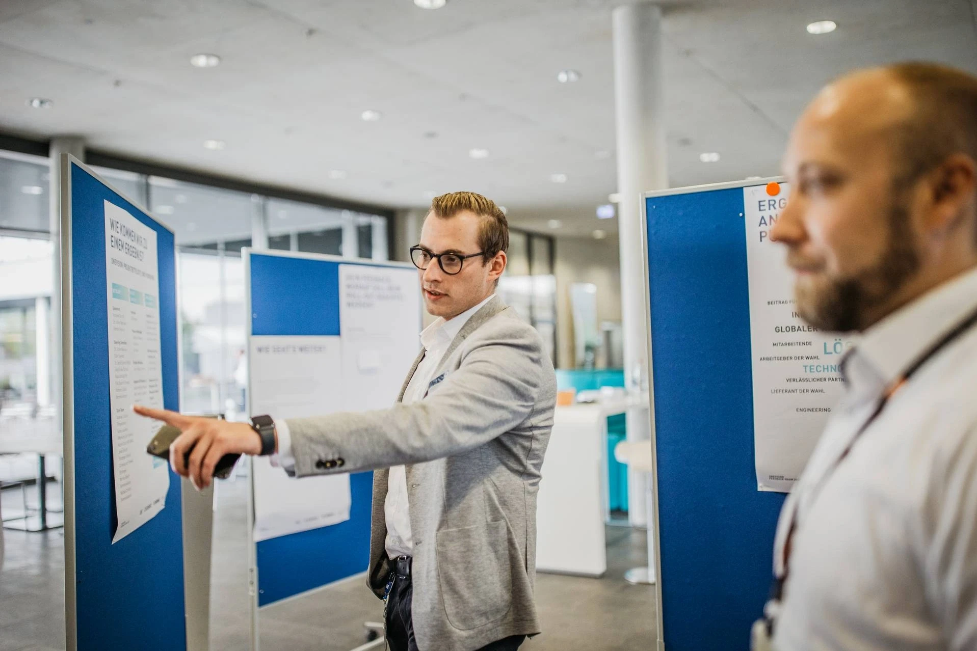 Dürr employees on a pinboard