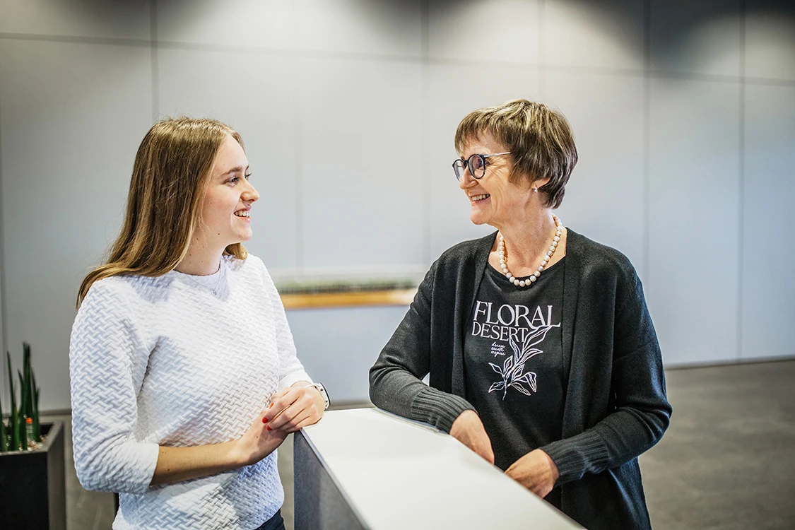 Industriekauffrauen Lea Ruof und Sabine Hillebrand im Gespräch