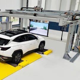 x-proof 360 Der Vehicle-in-the-Loop Prüfstand für Fahrerassistenzsysteme (ADAS) und autonomes Fahren (AD) mittels Over-the-Air Stimulation. Das einzigartige Konzept ermöglicht erstmals schnelle, berührungslose, reproduzierbare ADAS/AD-Funktionsprüfungen an vollständigen, unmodifizierten Fahrzeugen mithilfe einer virtuellen Verkehrsumgebung in einem kontrollierten, gefahrlosen Umfeld.