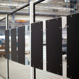 "Die flexTec Baureihe bieten den vollen Funktionsumfang der halb- und vollautomatischen Produktion: Einlegeplatten, die zur Bearbeitung großer Werkstücke dienen, können im Luftkissentisch eingelegt und bei Nichtgebrauch am Schutzzaun aufgehängt werden."