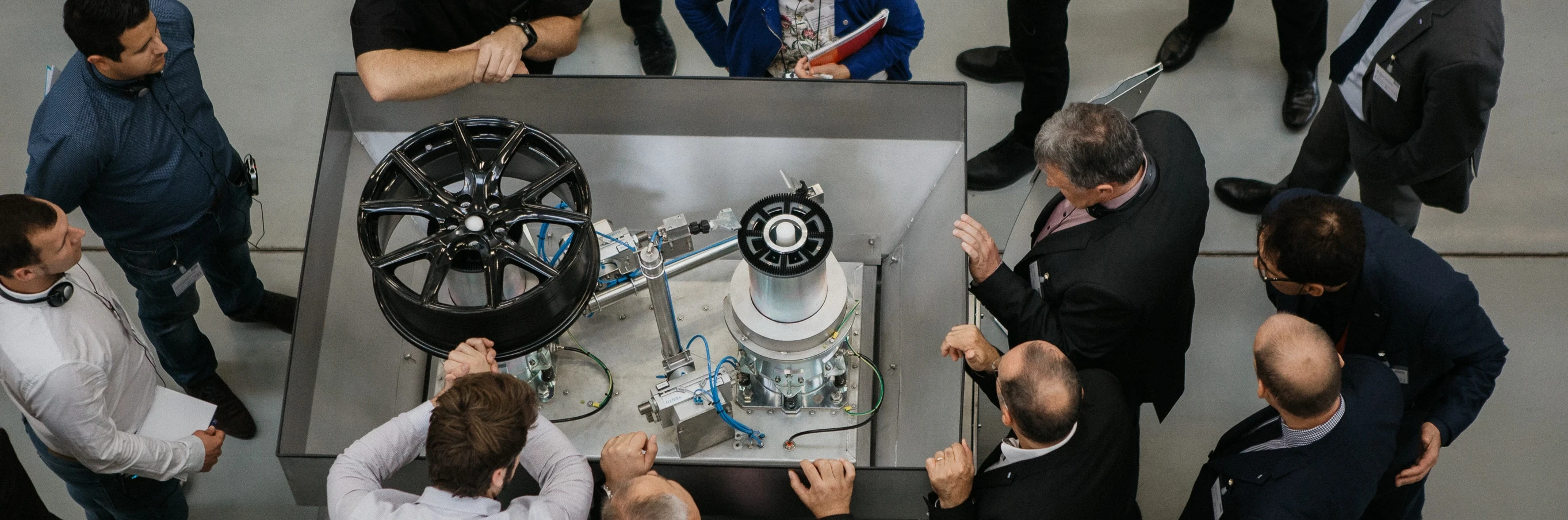 visitors examinating wheel cleaning machine 