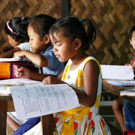 Kinder lernen in der Schule im Nordosten von Indien