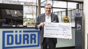 Jochen Weyrauch with donation cheque