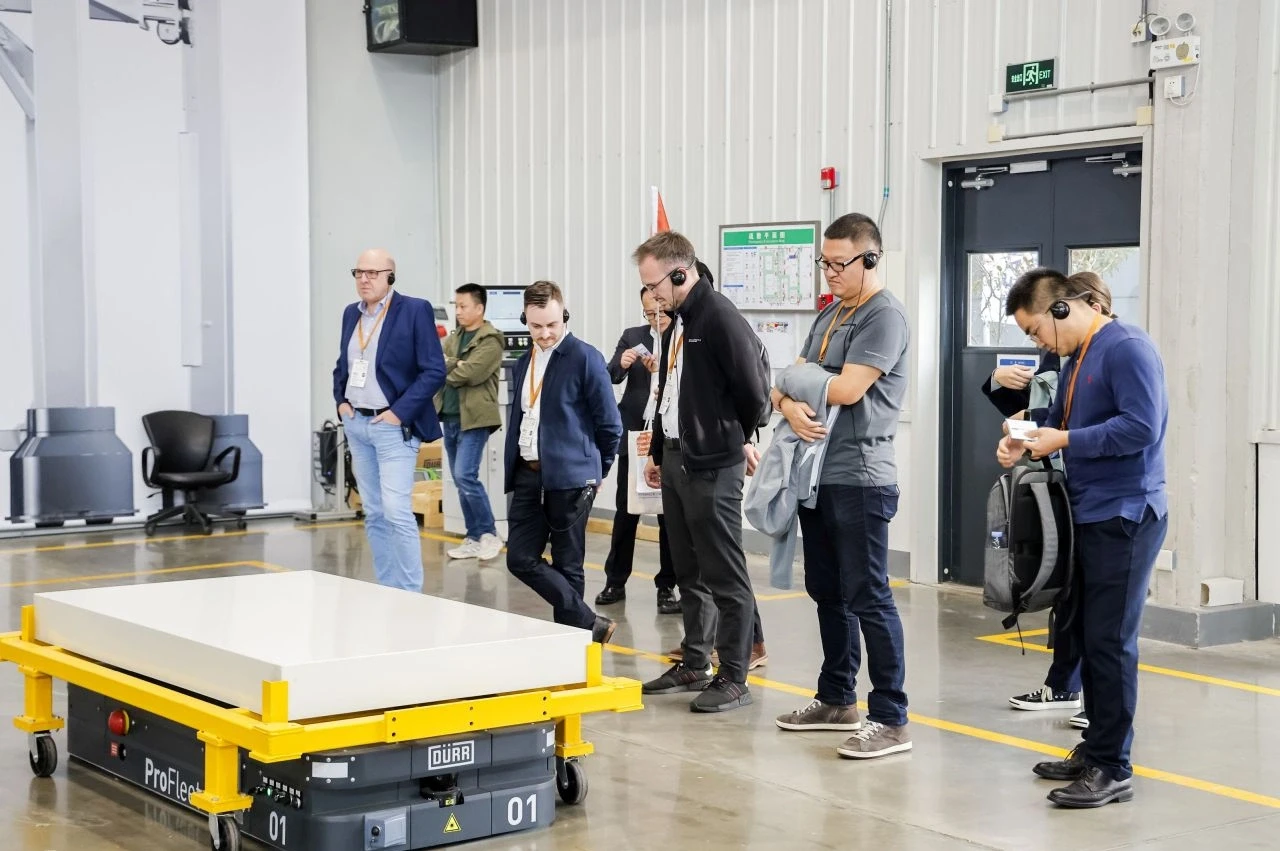 Visitors at Dürr Open House in China look at an AGV