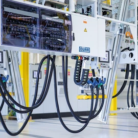 Die ProLine Cube ist die neue Generation von Anlagentechnik für die Befüllung von Fahrzeugsystemen an der Montagelinie.