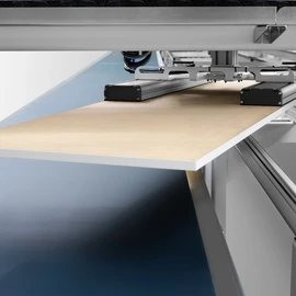 Die hohe Automatisierung der Kantenanleimmaschine ermöglicht ein schnelles  und einfaches Ausschleusen oder Stapeln der fertigen Teile.
