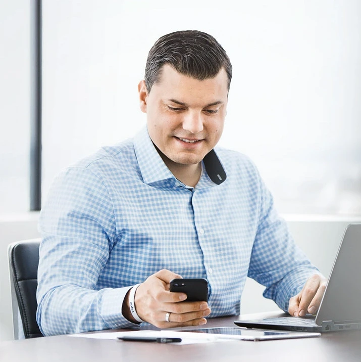 Julian Spöcker mit seinem Mobiltelefon