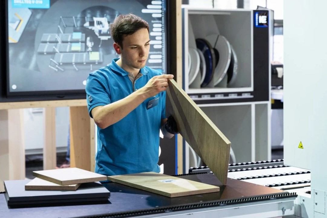 An employee demonstrates individual edge printing