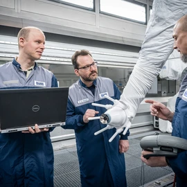 In Bietigheim’s technical center for robot painting, innovations are tested under the watchful eyes of Dürr’s experts, who develop them further.