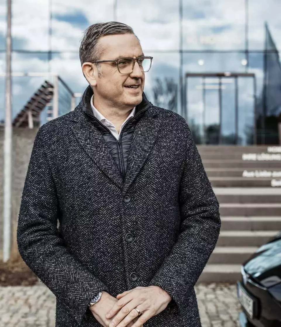 Weyrauch mit Elektrofahrzeug in Schopfloch