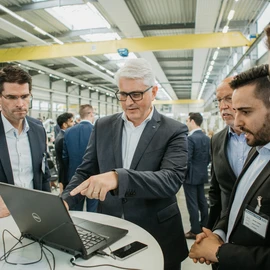 Carlo Crosetto beim digitalen Signing