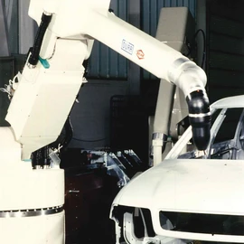 Dürr präsentiert ersten eigenen Lackierroboter 1996  