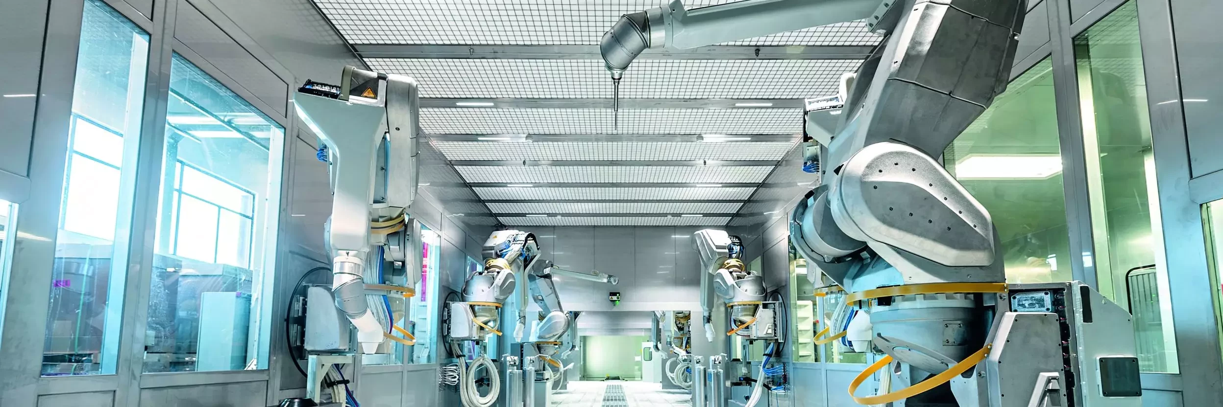 Mehrere Roboter in einer Fabrik