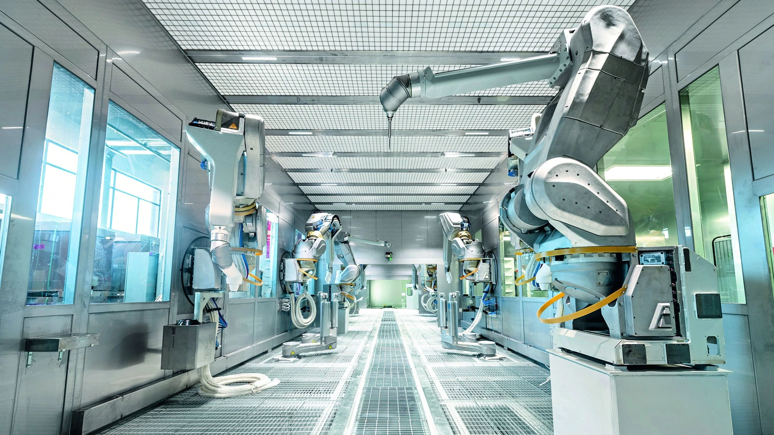 Mehrere Roboter in einer Fabrik 