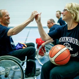 Rollstuhlfahrer, die Basketball spielen