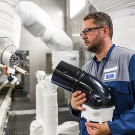 Dürr employee in a paint shop