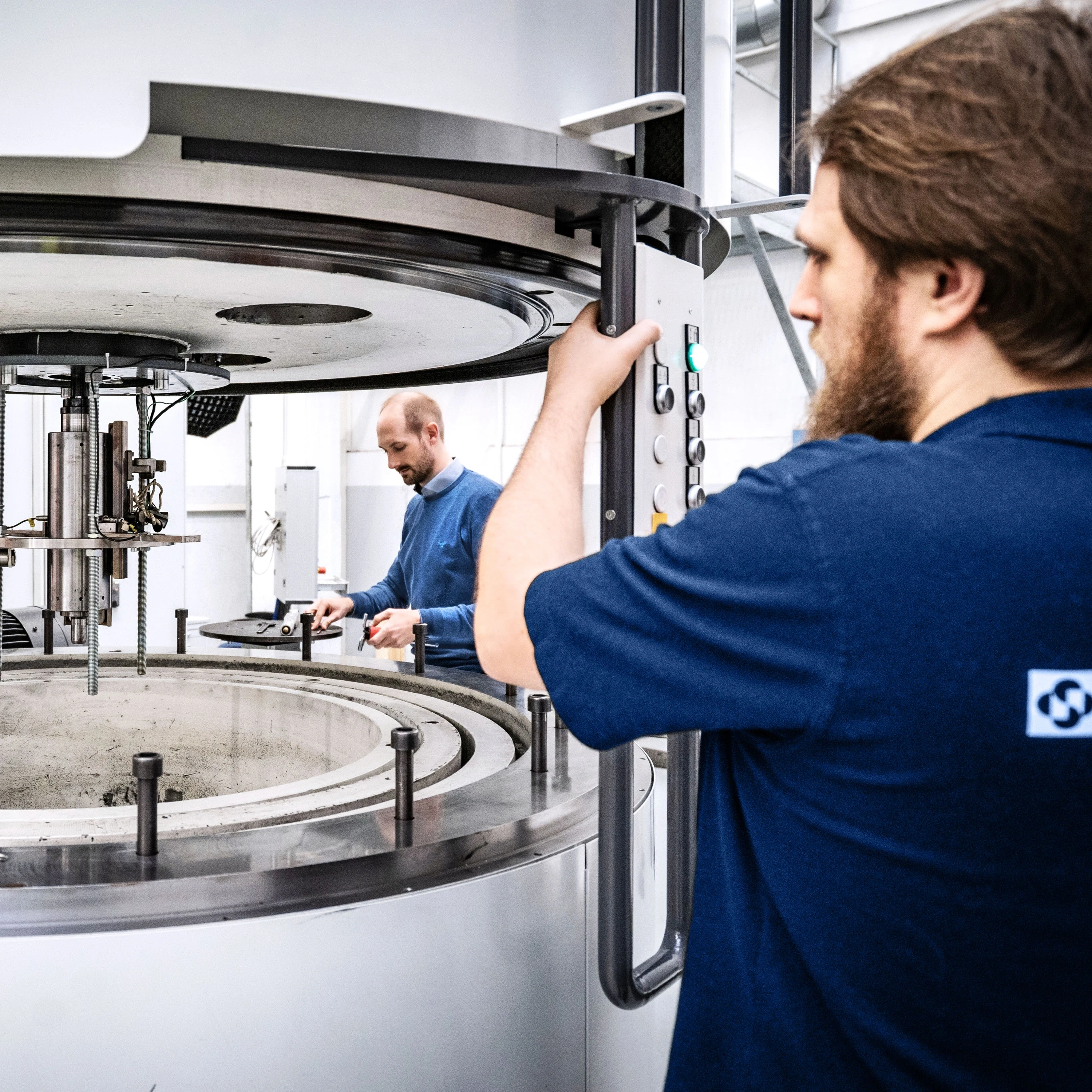 Mitarbeiter arbeitet an Schleuderstand