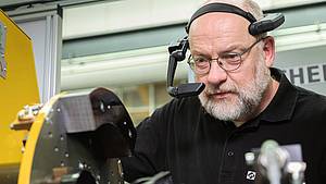 Mitarbeiter mit einer Datenbrille