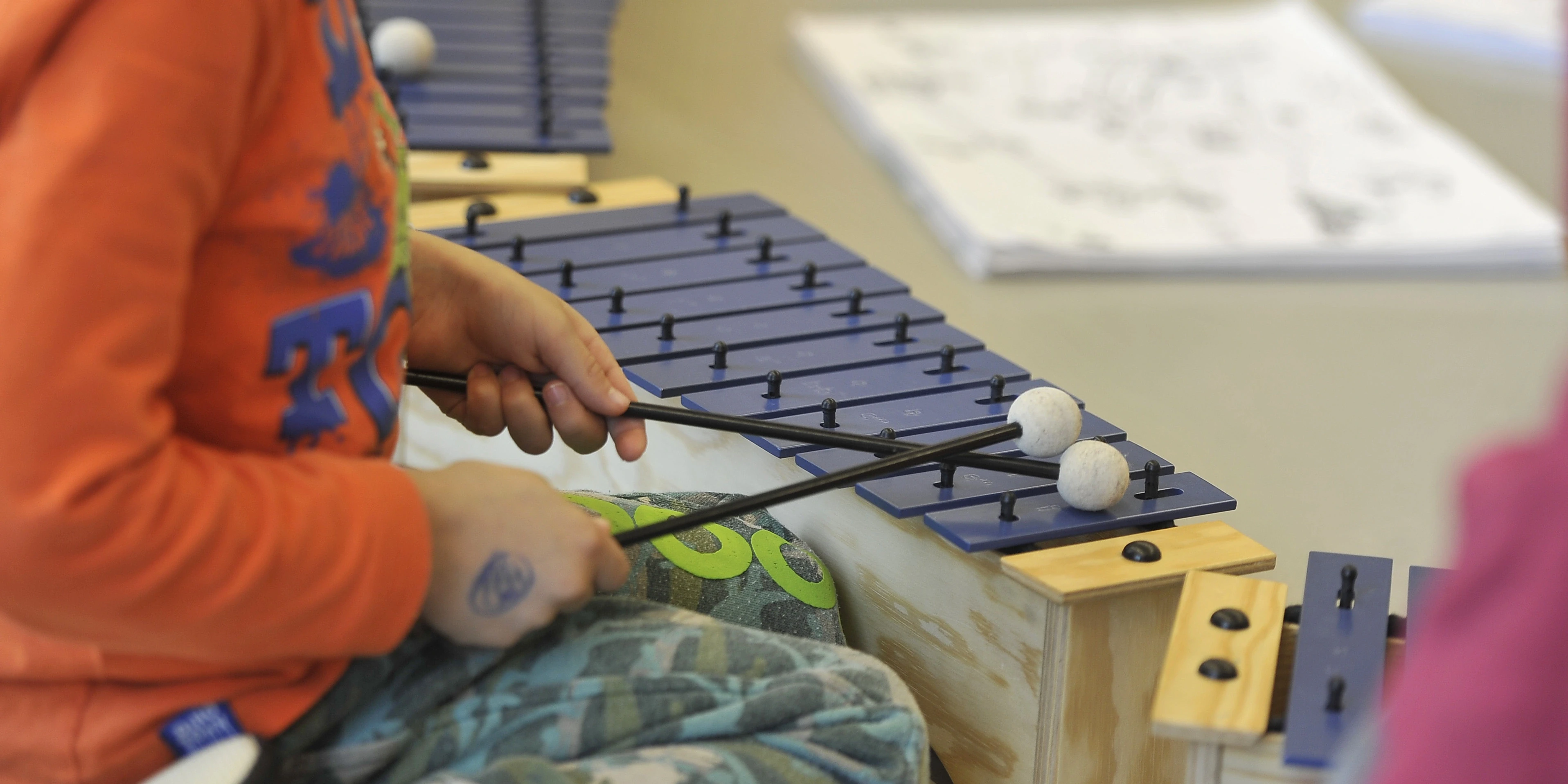 Pre-school children participate at the "Mit Musik ins Leben" project for rhythm and music.